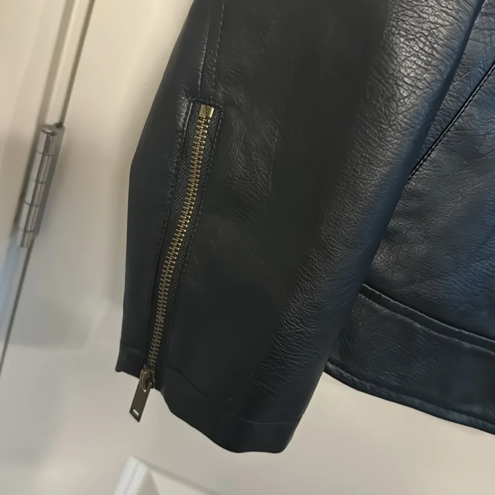 Universal Thread Women's Moto Jacket Black Faux Leather Quilted Size lar…